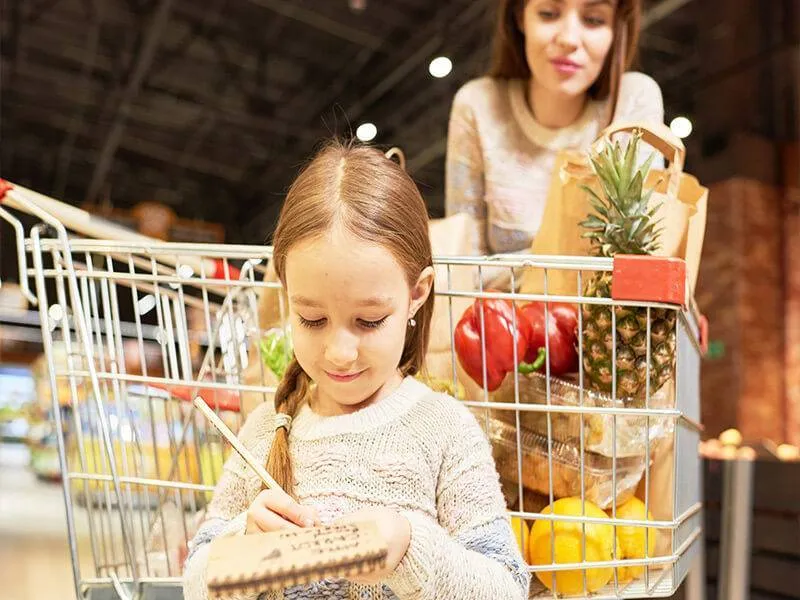 Involving-your-child-in-meal-planning-and-grocery-shopping